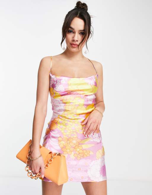ASOS DESIGN - Vestito sottoveste corto in raso lucido allacciato dietro con stampa a fiori pop