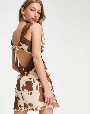 ASOS DESIGN - Vestito sottoveste corto stampato con dettagli in pizzo e laccetto sul retro