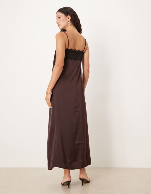 ASOS DESIGN - Vestito sottoveste lungo in raso color cioccolato con strato sovrapposto in pizzo, 4 di 4