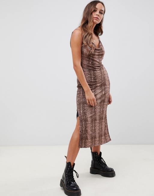 ASOS DESIGN - Vestito sottoveste midi con scollo ad anello sul davanti e stampa effetto pelle di serpente