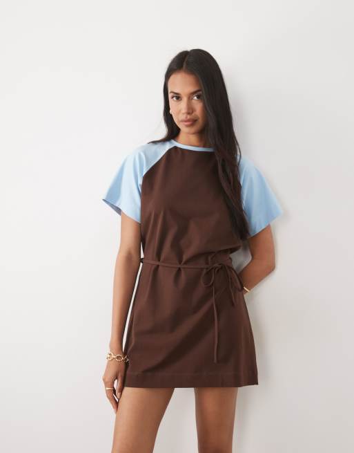 ASOS DESIGN - Vestito T-shirt corto con laccetti a contrasto blu e cioccolato, 2 di 4