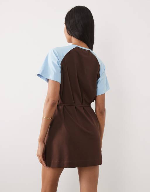 ASOS DESIGN - Vestito T-shirt corto con laccetti a contrasto blu e cioccolato, 4 di 4