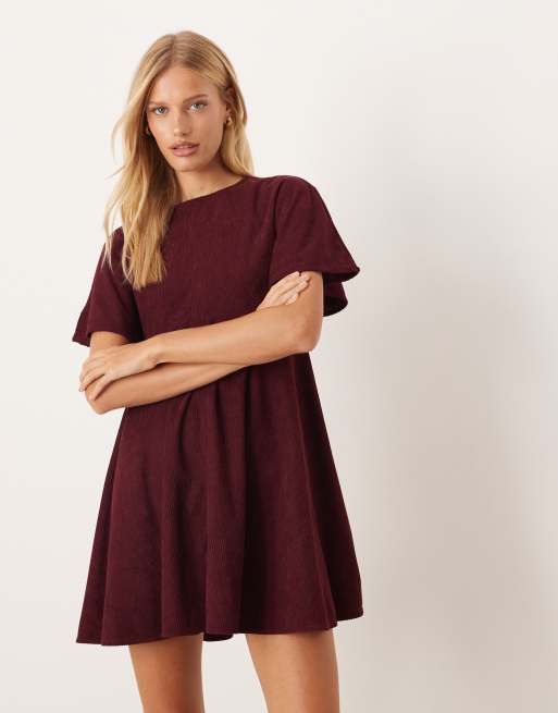 ASOS DESIGN - Vestito T-shirt corto in velluto a coste color prugna con cuciture a vista