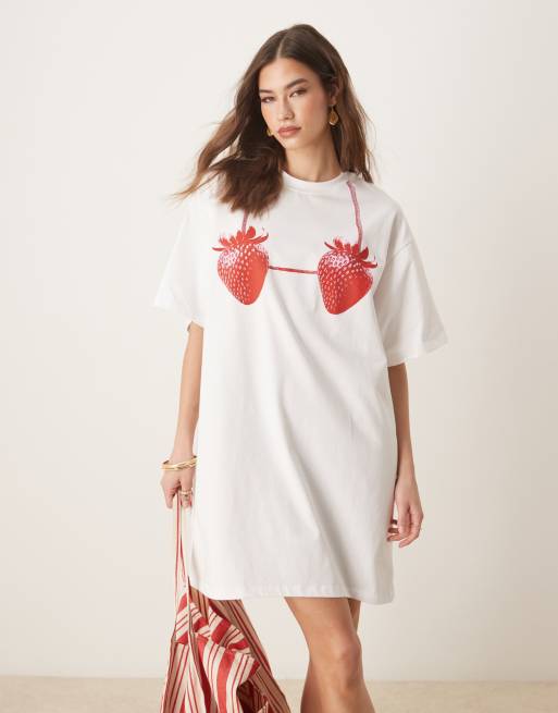 ASOS DESIGN - Vestito T-shirt corto oversize con stampa di fragole, 4 di 4