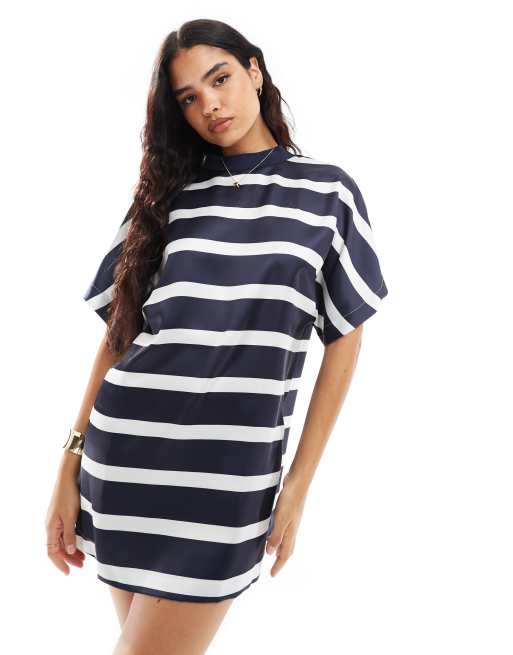 ASOS DESIGN - Vestito T-shirt corto oversize in raso blu navy a righe