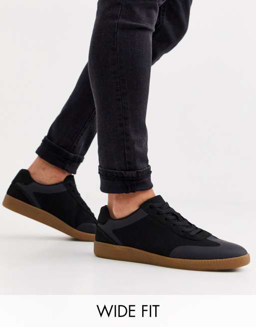 ASOS DESIGN - Vetersneakers van zwarte imitatiesuède met brede pasvorm en rubberen zool