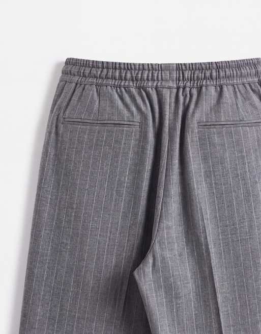 ASOS DESIGN vida kostymbyxor med elastisk midja i fiskbensmönstrad kolgrå rand, 10 av 10