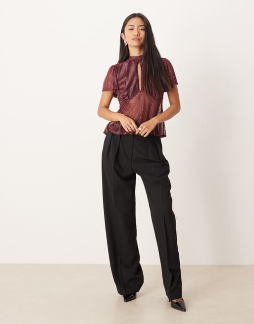 ASOS DESIGN - Vinrød flagrende top med flagrende ærmer samt bindebånd på ryggen og metalliske striber i mesh, 3 af 4