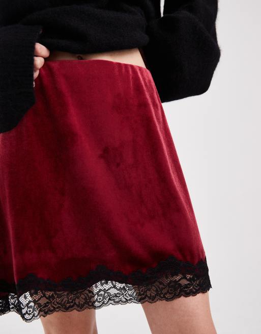 ASOS DESIGN - Vinrød mininederdel med blondekant forneden i velour, 4 af 5