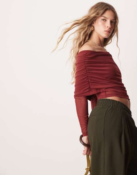 ASOS DESIGN – Vinröd, asymmetrisk topp i mesh med långa ärmar och stor nedvikt kant - view 1