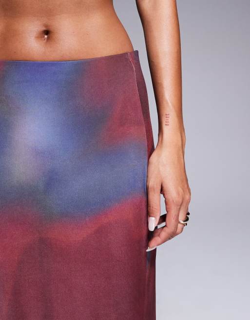 ASOS DESIGN – Vinröd, åtsmitande maxikjol med fishtail-design och suddigt mönster, del av set, 4 av 5