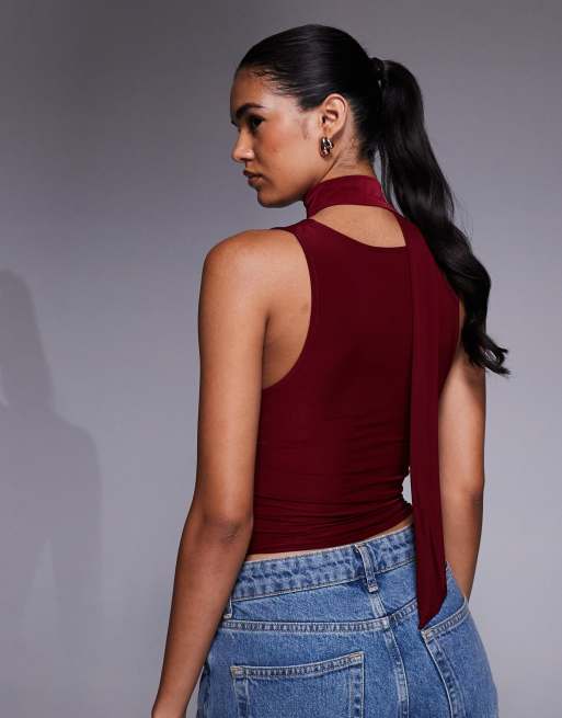 ASOS DESIGN – Vinröd, åtsmitande topp med draperad ringning och sjaldetalj, 2 av 4