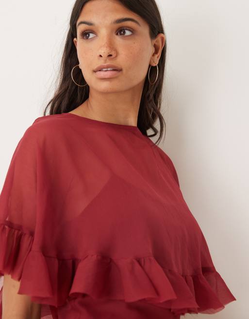 ASOS DESIGN – Vinröd, diagonalskuren maxiklänning med volang och cape-överlager, 4 av 4