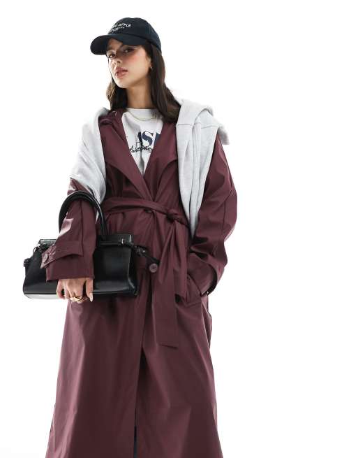 ASOS DESIGN – Vinröd, gummerad regnkappa med huva och skärpdetalj, 2 av 4