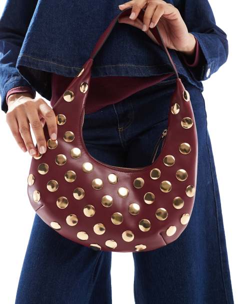 ASOS DESIGN – Vinröd, halvmåneformad axelväska med nitar - view 1