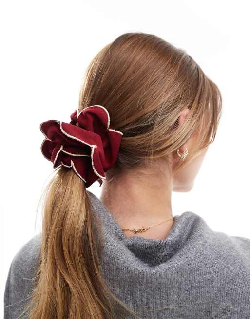 ASOS DESIGN – Vinröd hårsnodd med volang och uddkant