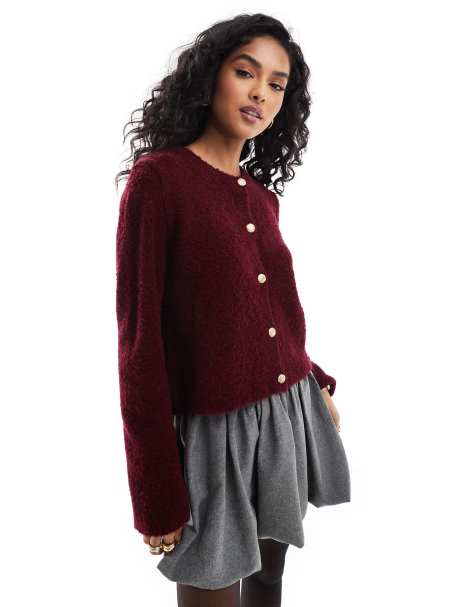ASOS DESIGN – Vinröd kofta i bouclé med rund halsringning och guldfärgade knappar - view 1