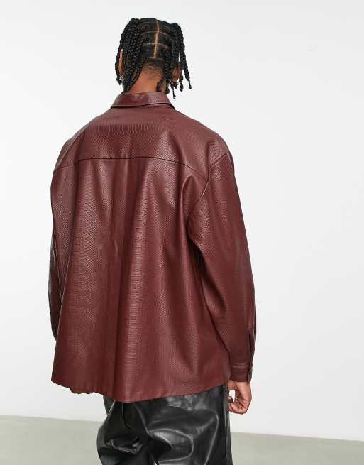 ASOS DESIGN – Vinröd, krokodilskinnsmönstrad skjorta i oversize och boxig passform av läderimitation , 2 av 4