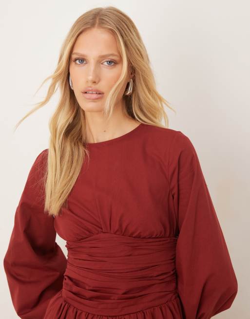 ASOS DESIGN – Vinröd maxiklänning i poplin med ryschad midja, rund halsringning och vida ärmar, 2 av 4