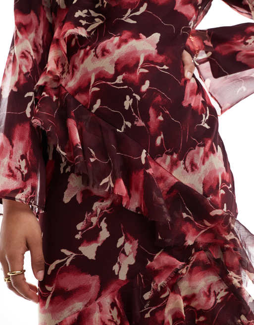 ASOS DESIGN – Vinröd maxiklänning med utsvängda, långa ärmar, stora volanger och abstrakt blommönster, 3 av 4