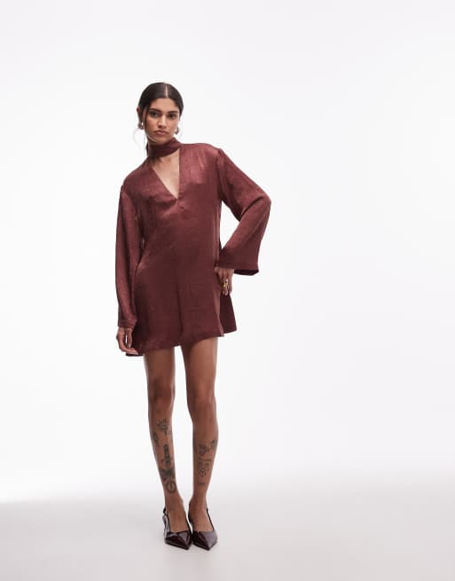 ASOS DESIGN – Vinröd miniklänning i satin med hög krage och v-ringning, 3 av 4