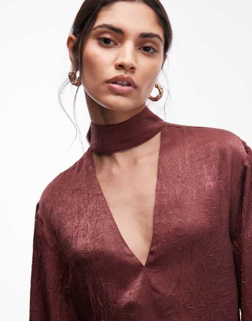 ASOS DESIGN – Vinröd miniklänning i satin med hög krage och v-ringning, 4 av 4