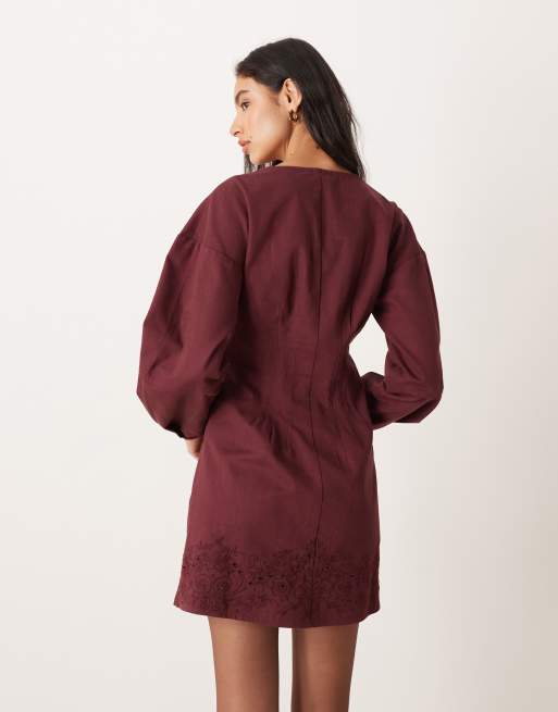 ASOS DESIGN – Vinröd miniklänning med långa ärmar, hålbroderi och knäppning, 3 av 4