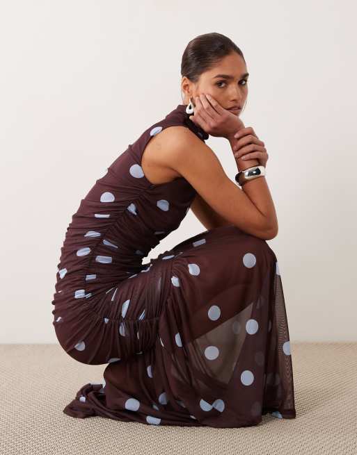 ASOS DESIGN – Vinröd, prickig klänning med cirkeldesign, rysch, låg midja och grown on-krage, 2 av 4