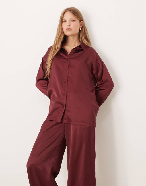 ASOS DESIGN – Vinröd pyjamas i satin med skjorta och byxor