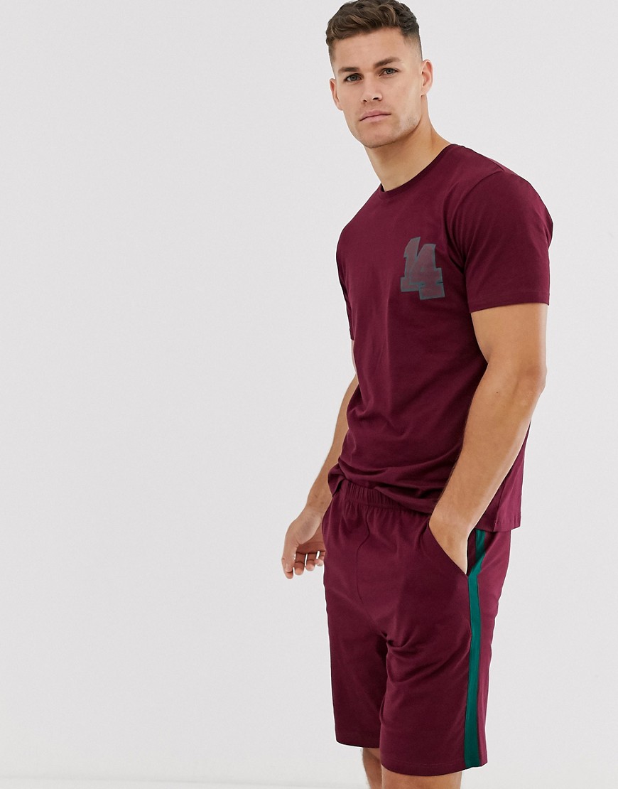 ASOS DESIGN – Vinröd pyjamas med t-shirt och shorts med rand i sidan
