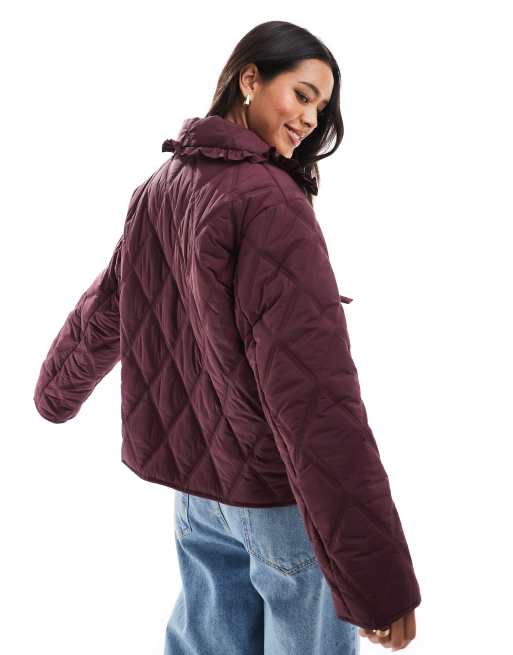 ASOS DESIGN – Vinröd, quiltad jacka med volangkrage och knytning framtill, 4 av 4