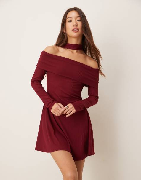 ASOS DESIGN – Vinröd, ribbad miniklänning med bardotstil och scarfdetalj - view 1