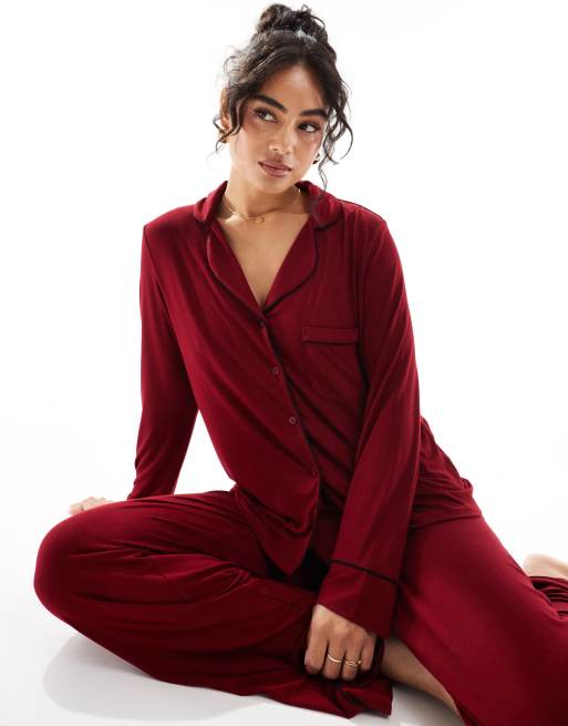 ASOS DESIGN – Vinröd, supermjuk pyjamas med kontrastfärgade passpoaler med skjorta med långa ärmar och byxor