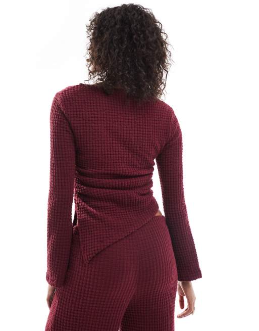 ASOS DESIGN – Vinröd, supermjuk topp med bubblig textur, utsvängd ärm och asymmetrisk fåll, del av set, 4 av 4