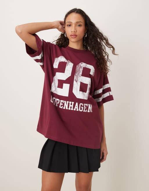 ASOS DESIGN – Vinröd t-shirt i oversize med 'Copenhagen'-tryck i collegestil, 3 av 4