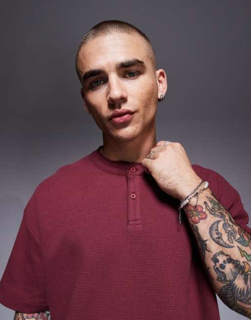 ASOS DESIGN – Vinröd, våfflad t-shirt i oversize och henleystil med boxig passform , 3 av 4