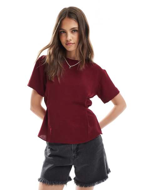 ASOS DESIGN – Vinröd, vävd t-shirt med knytning baktill och indragen detalj - view 1
