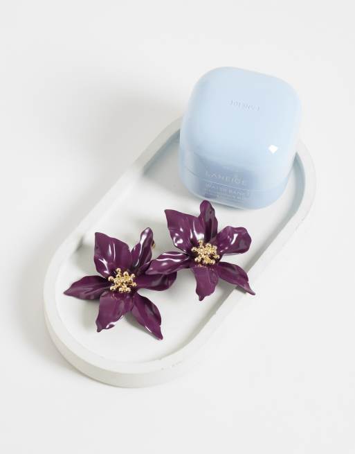 ASOS DESIGN – Vinröda stiftörhängen med blomdesign, 4 av 4