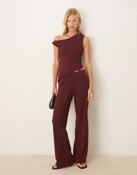 ASOS DESIGN – Vinrött, stickat set med baraxlad, asymmetrisk topp och byxor - view 1