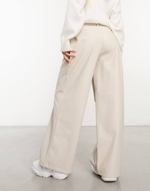 ASOS DESIGN – Vintervita, vida byxor i läderimitation och dad-modell , 2 av 4