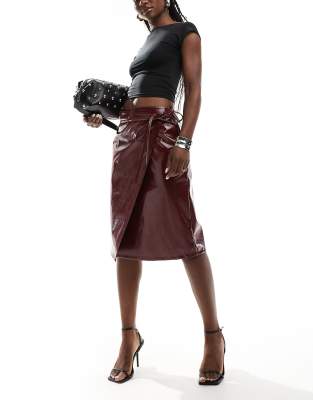 vinyl leather look wrap midi skirt in burgundy-Red