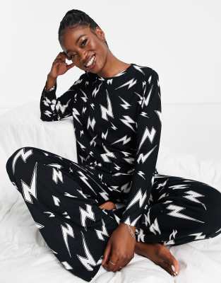 ASOS DESIGN - Viscose pyjamaset van top met lange mouwen en broek met bliksemprint in zwart