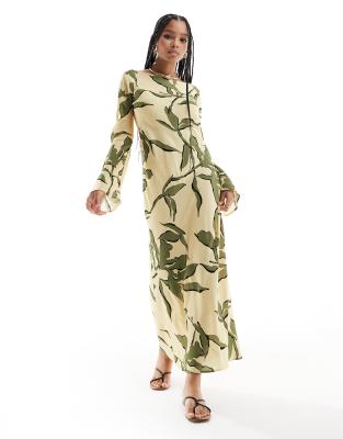 ASOS DESIGN - Viskose-Midikleid in Creme mit großem Blumen-Print in Grün, Schlitzausschnitt und V-Rückenausschnitt-Bunt