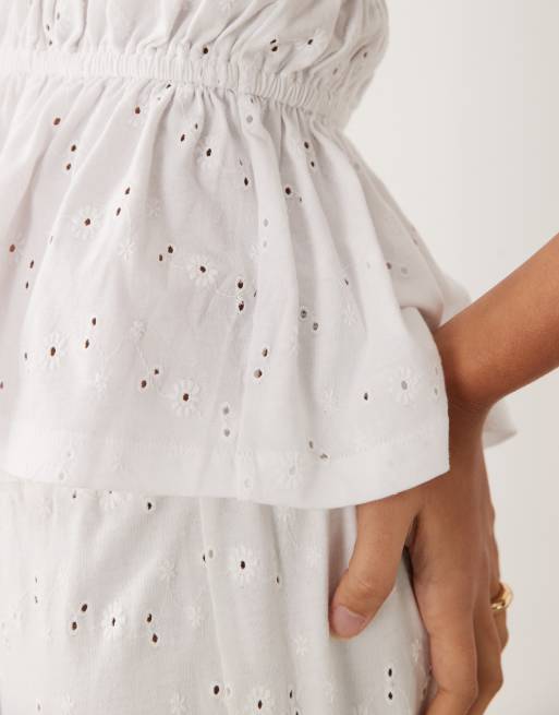 ASOS DESIGN – Vit bandeau-topp i broderie anglaise med peplumfåll, 3 av 4