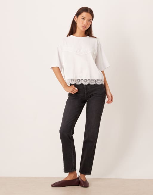 ASOS DESIGN – Vit, boxig och kort t-shirt med detalj i spets, 2 av 4