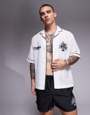ASOS DESIGN – Vit, boxig skjorta med broderi på bröstet, del av set - view 1
