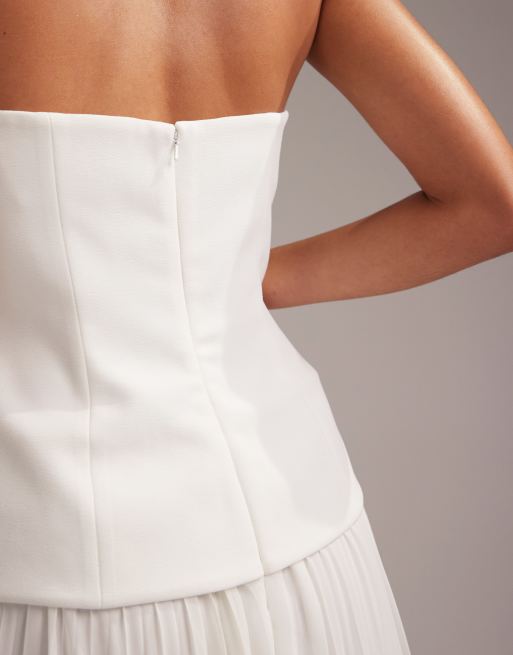 ASOS DESIGN – Vit bröllopsklänning med strukturerad bandeau-ringning och plisserad kjol, 4 av 6