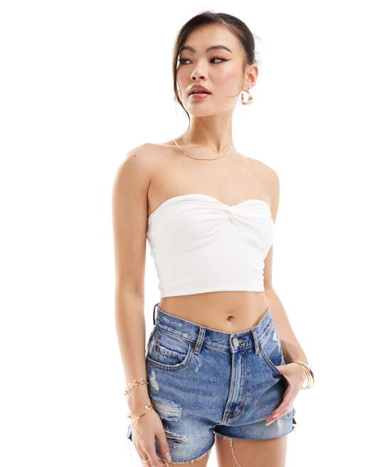 ASOS DESIGN – Vit crop top i bandeaustil med snurrad knut vid bysten