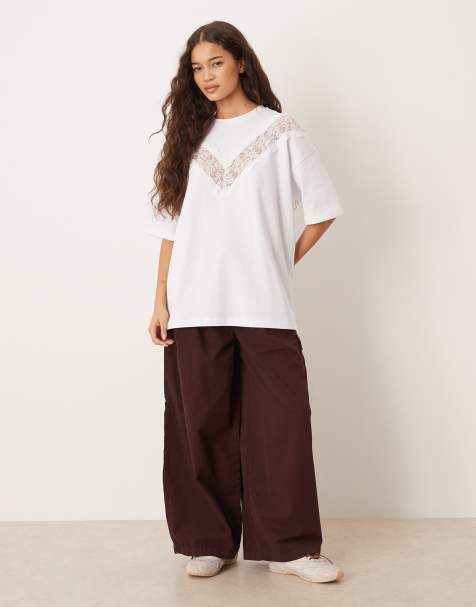 ASOS DESIGN – Vit, kraftig t-shirt i lång modell med spets - view 1