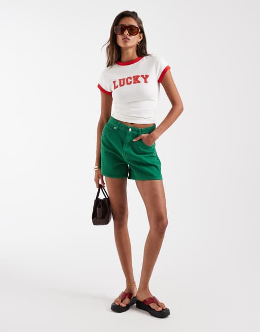 ASOS DESIGN – Vit, krympt t-shirt med kantband och 'Lucky'-tryck, 2 av 4